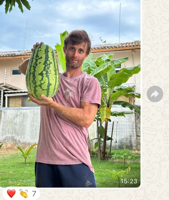 Aluno segurando uma melancia colhida na agrofloresta