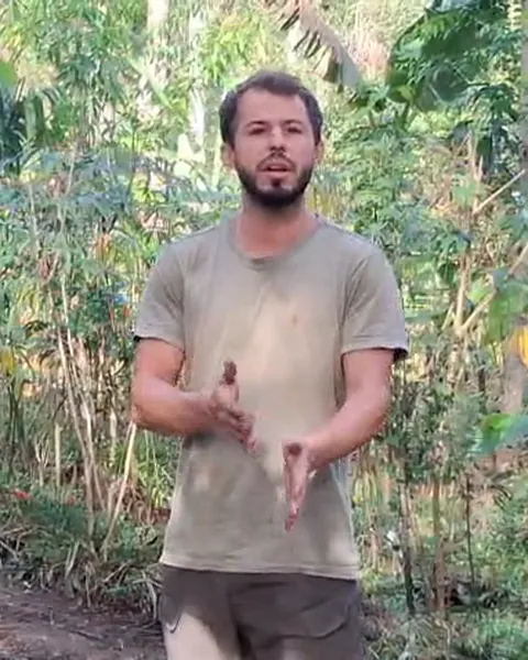 Samuel Fritsch na área experimental do sítio