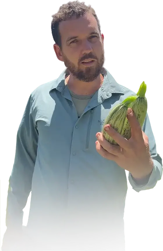 Namastê Messerschmidt segurando uma planta